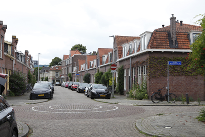 914446 Gezicht in de Ferdinand Bolstraat te Utrecht, vanaf de kruising met de Van der Helststraat, uit het oosten.